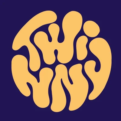 Logo de Twinny: la palabra Twinny en letras redondeadas de color mantequilla sobre un c&iacute;rculo azul indigo