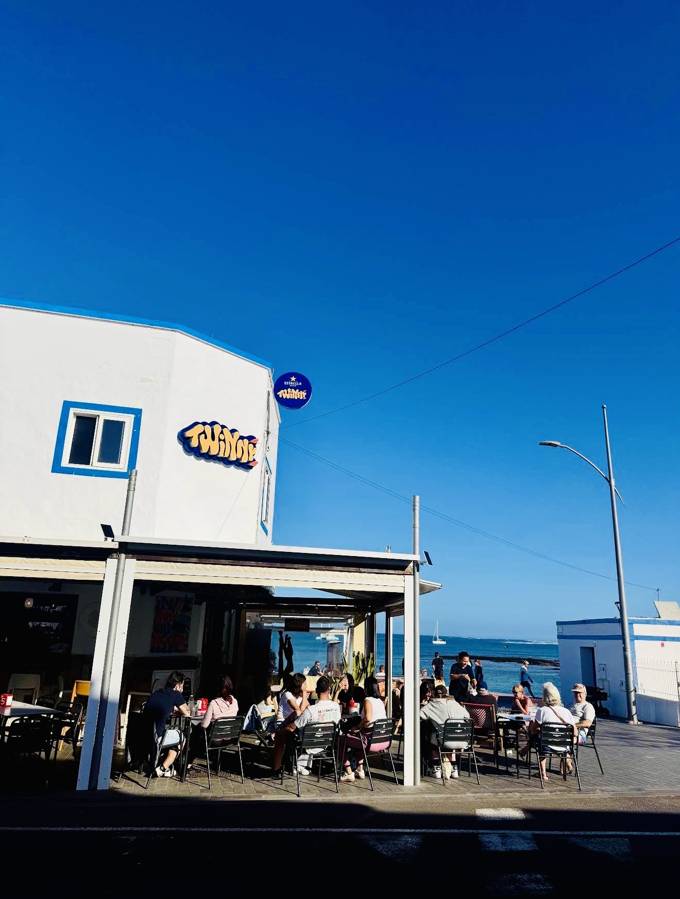 Terraza al sol frente al mar